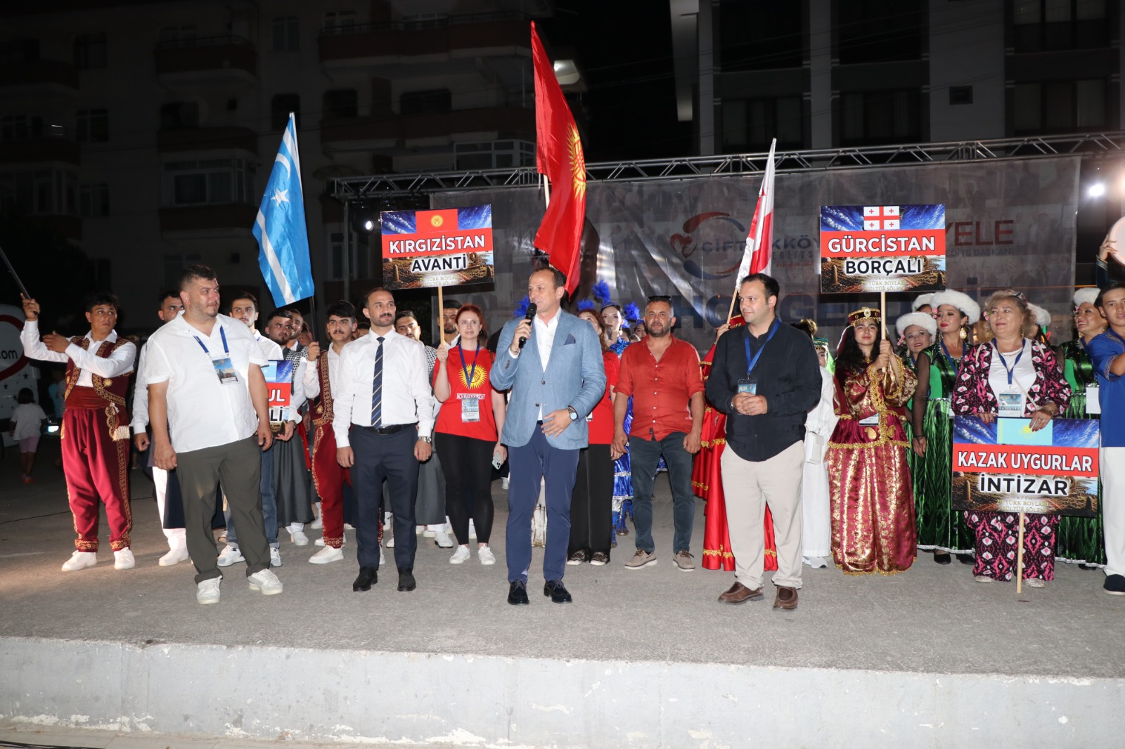 YAFEM Türk Dünyasını Çiftlikköy'de Buluşturdu: Renkli Halk Oyunları Gösterileri Büyük Beğeni Topladı 9 YAFEM Türk Dünyasını Çiftlikköy'de Buluşturdu: Renkli Halk Oyunları Gösterileri Büyük Beğeni Topladı