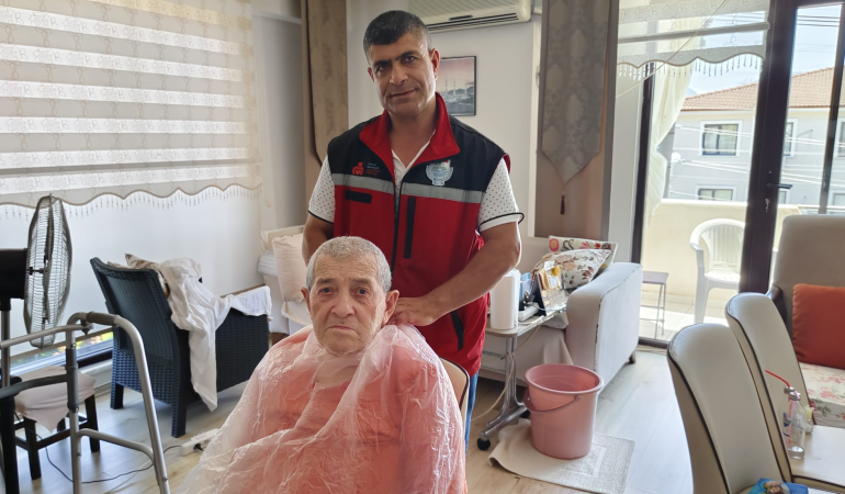 YALOVA BELEDİYESİ'NİN EVDE BAKIM HİZMETLERİ YAŞLILARIN YÜZÜNÜ GÜLDÜRÜYOR