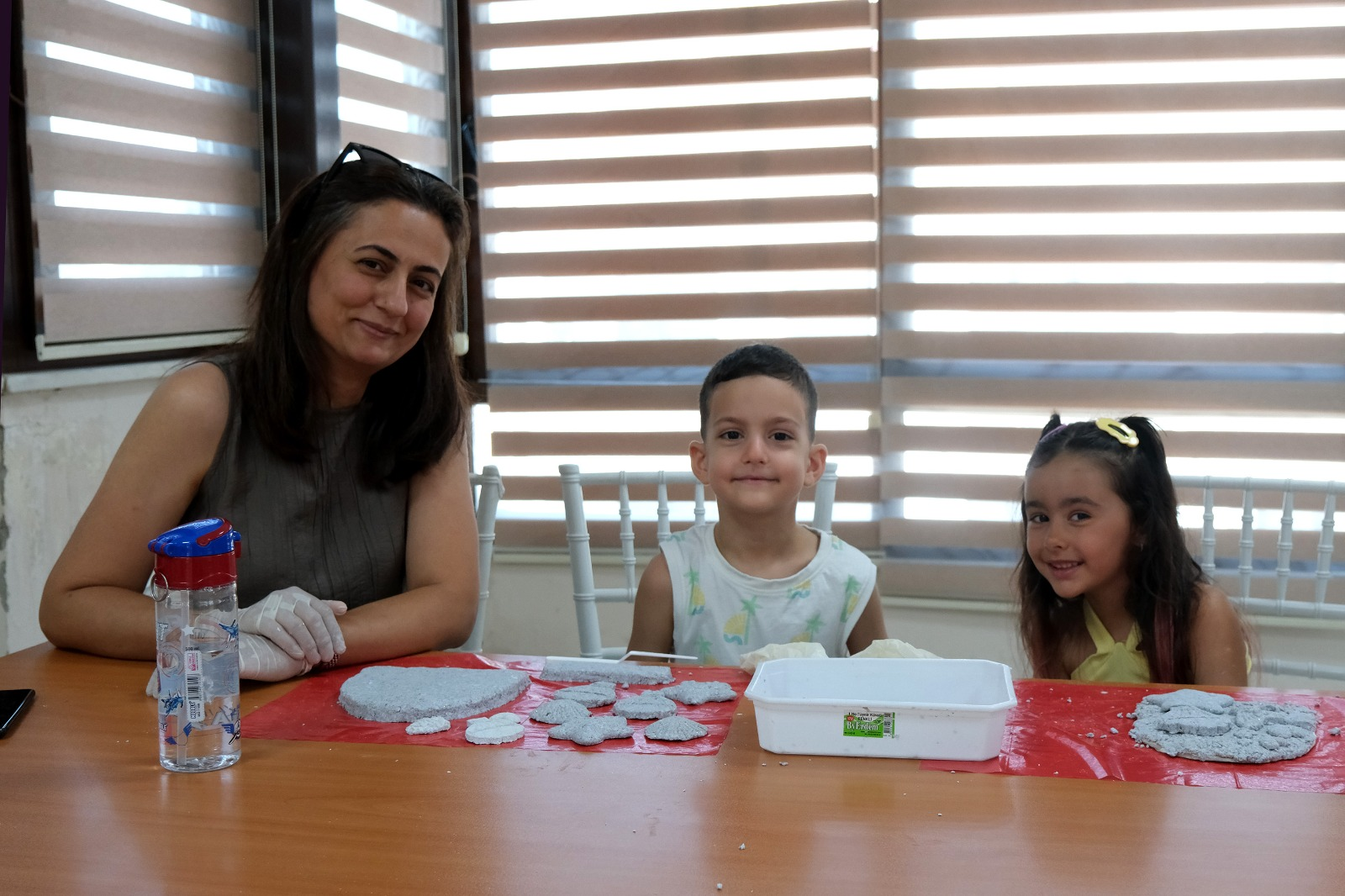 Minik Eller Atık Kâğıdı Sanata Dönüştürdü: Çiftlikköy'de Geri Dönüşüm Atölyesine Yoğun İlgi
