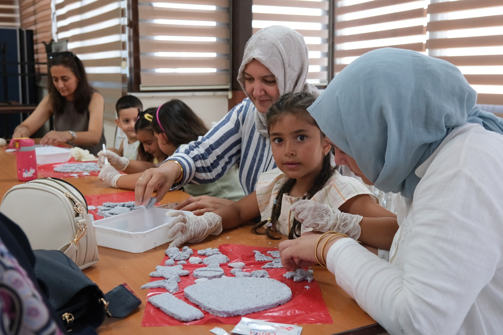 Minik Eller Atık Kâğıdı Sanata Dönüştürdü: Çiftlikköy'de Geri Dönüşüm Atölyesine Yoğun İlgi