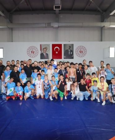 Yalova Belediyesi Spor Kulübü Güreşçilerinden Madalya Yağmuru: İl Seçmelerine 23 Madalya ile Damga Vurdular