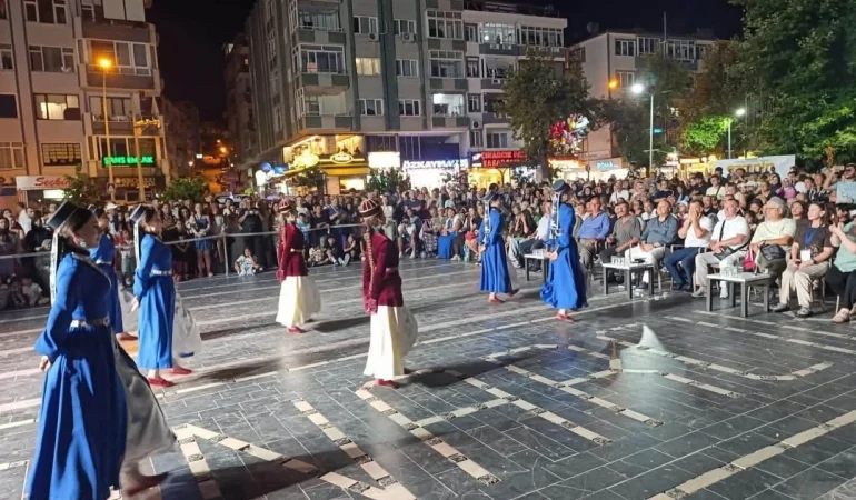 YAFEM 29. Türk Boyları Kültür Şöleni Çınarcık'ta Kültürleri Buluşturdu: Renkli Gösteriler Büyük Beğeni Topladı 1 YAFEM 29. Türk Boyları Kültür Şöleni Çınarcık'ta Kültürleri Buluşturdu: Renkli Gösteriler Büyük Beğeni Topladı