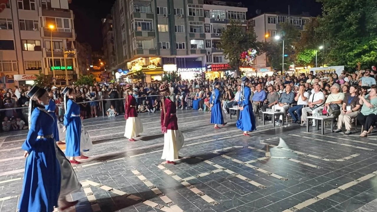 YAFEM 29. Türk Boyları Kültür Şöleni Çınarcık'ta Kültürleri Buluşturdu: Renkli Gösteriler Büyük Beğeni Topladı 10 YAFEM 29. Türk Boyları Kültür Şöleni Çınarcık'ta Kültürleri Buluşturdu: Renkli Gösteriler Büyük Beğeni Topladı