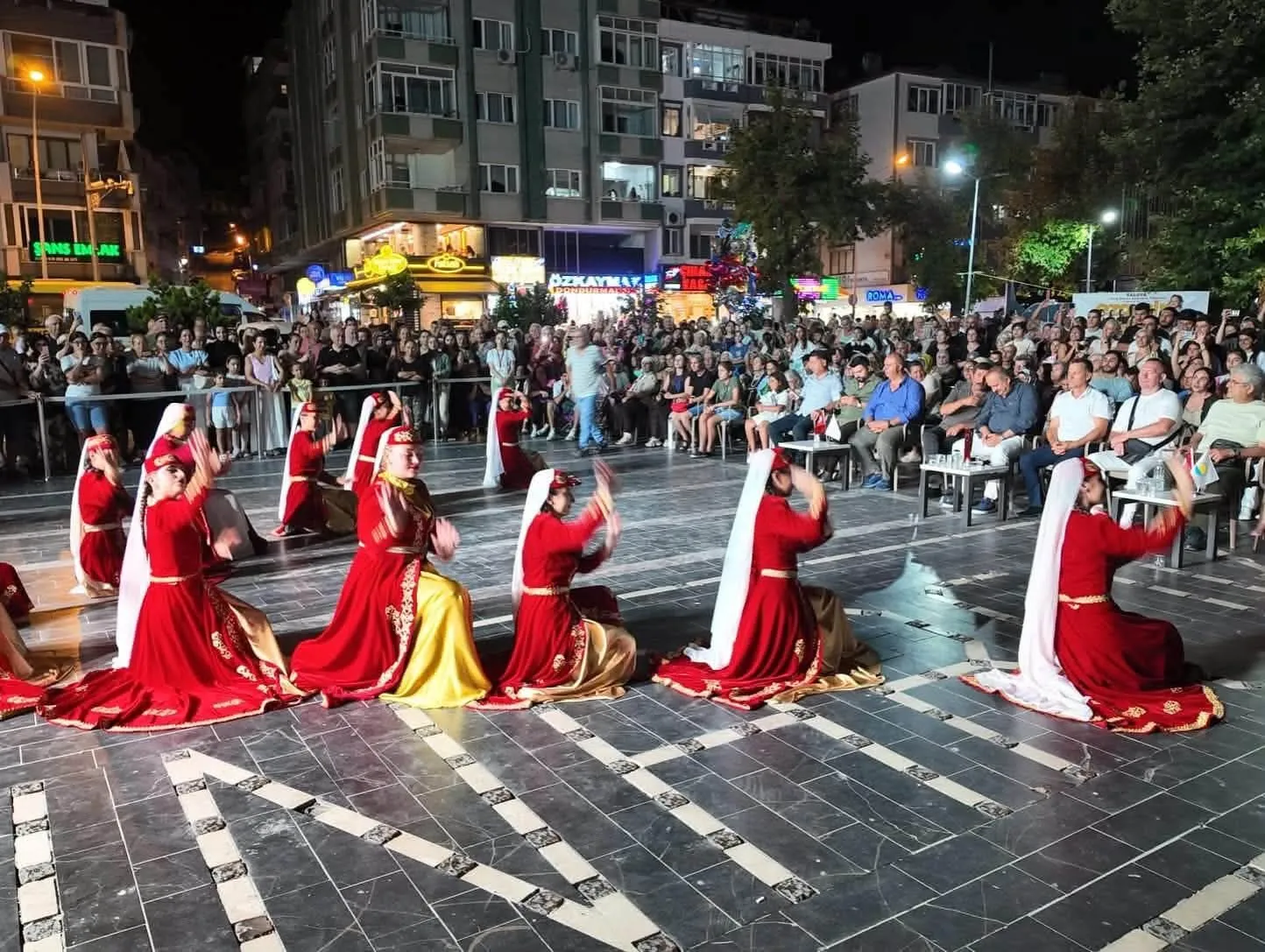 YAFEM 29. Türk Boyları Kültür Şöleni Çınarcık'ta Kültürleri Buluşturdu: Renkli Gösteriler Büyük Beğeni Topladı 4 YAFEM 29. Türk Boyları Kültür Şöleni Çınarcık'ta Kültürleri Buluşturdu: Renkli Gösteriler Büyük Beğeni Topladı