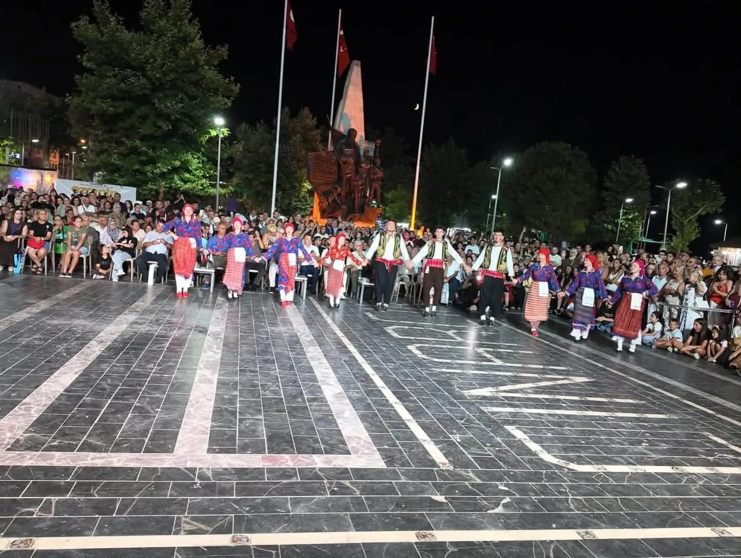 YAFEM 29. Türk Boyları Kültür Şöleni Çınarcık'ta Kültürleri Buluşturdu: Renkli Gösteriler Büyük Beğeni Topladı 5 YAFEM 29. Türk Boyları Kültür Şöleni Çınarcık'ta Kültürleri Buluşturdu: Renkli Gösteriler Büyük Beğeni Topladı