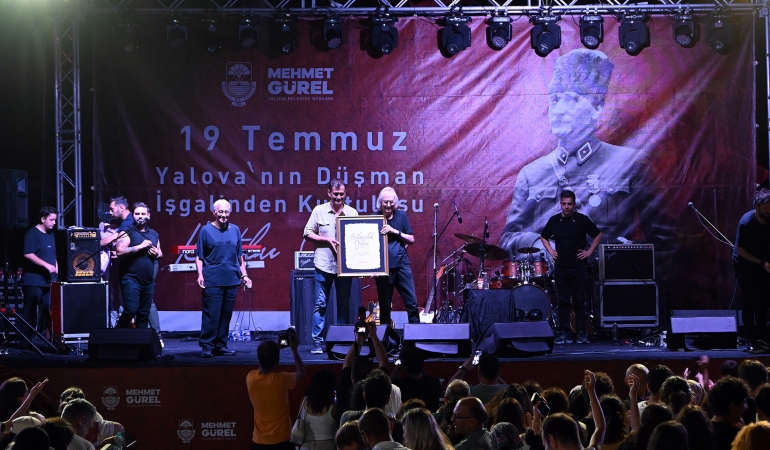 Kurtuluşun 105. Yılında Müzik ve Futbol Coşkusu Bir Arada 6 Kurtuluşun 105. Yılında Müzik ve Futbol Coşkusu Bir Arada
