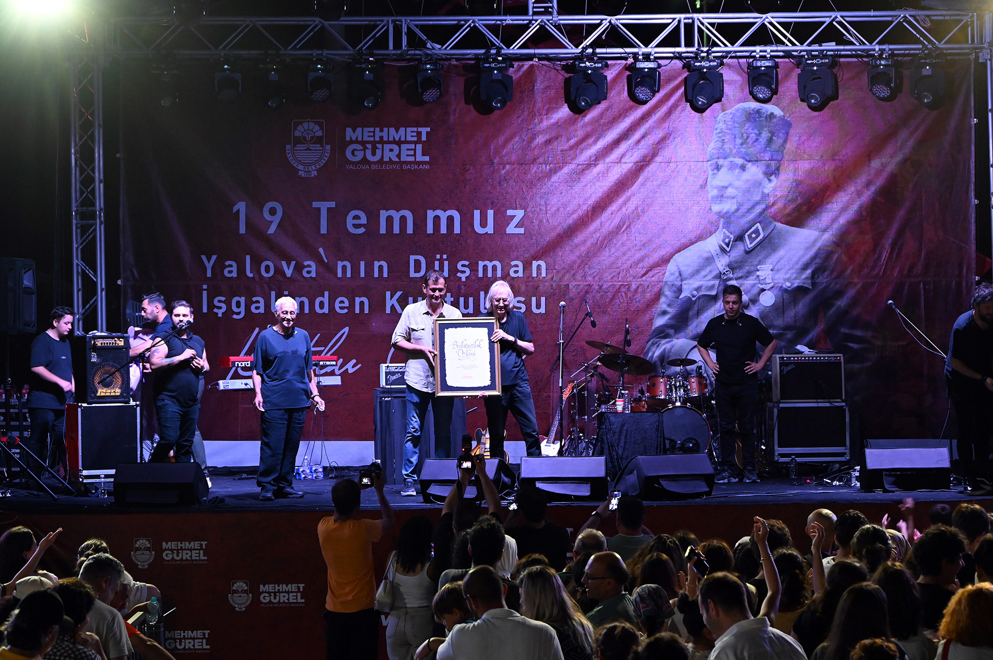 Kurtuluşun 105. Yılında Müzik ve Futbol Coşkusu Bir Arada 6 Kurtuluşun 105. Yılında Müzik ve Futbol Coşkusu Bir Arada