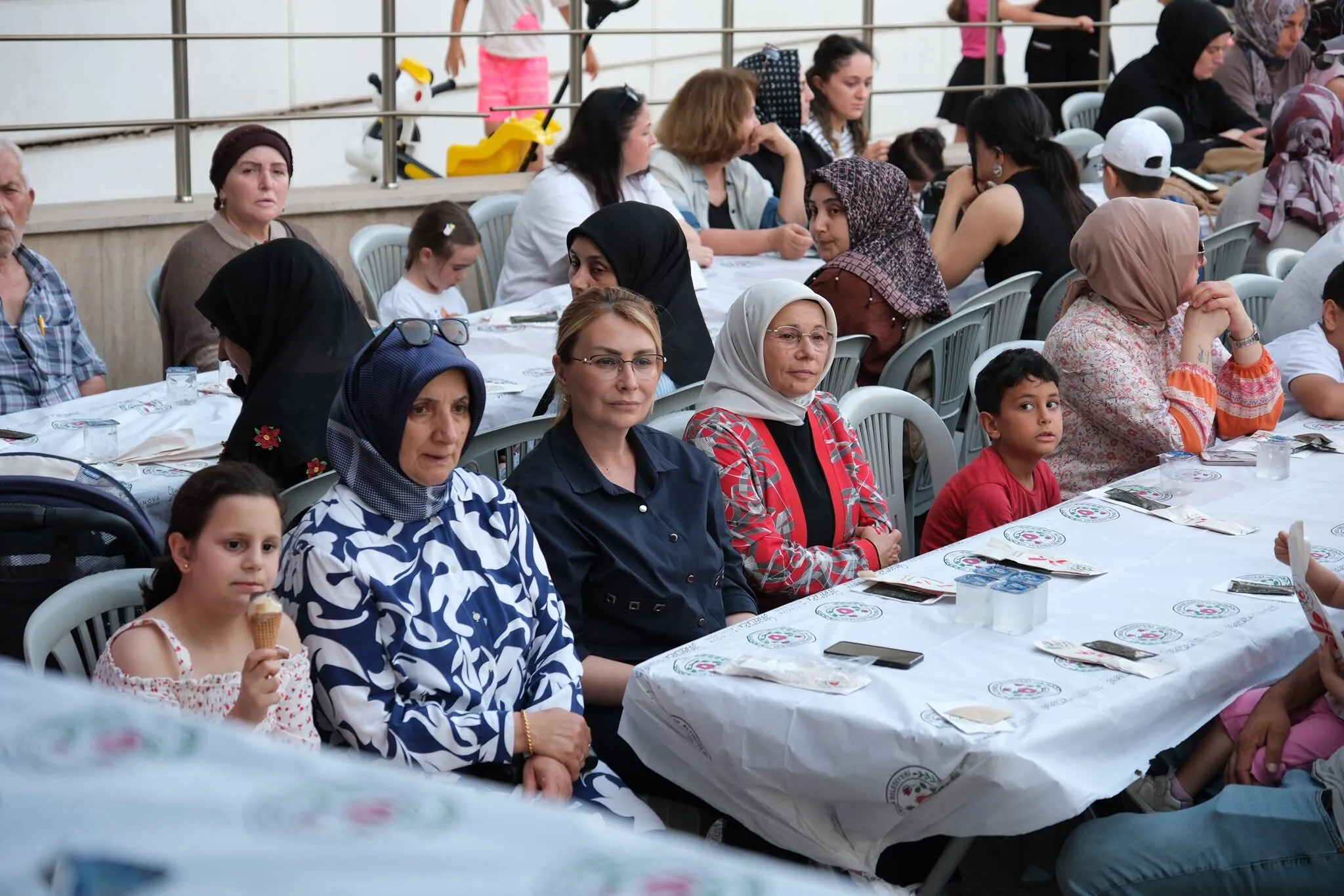 Altınova’da Muharrem Bereketi: Başkan Yasemin Fazlaca Aşure Kazanının Başına Geçti 4 Altınova’da Muharrem Bereketi: Başkan Yasemin Fazlaca Aşure Kazanının Başına Geçti