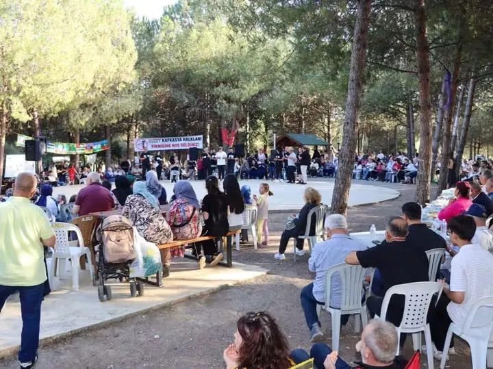 Altınova’da 10. Kuzey Kafkasya Halkları Pikniği Coşkusu: Kültürel Miras ve Kardeşlik Mesajları Ön Plana Çıktı 5 Altınova’da 10. Kuzey Kafkasya Halkları Pikniği Coşkusu: Kültürel Miras ve Kardeşlik Mesajları Ön Plana Çıktı