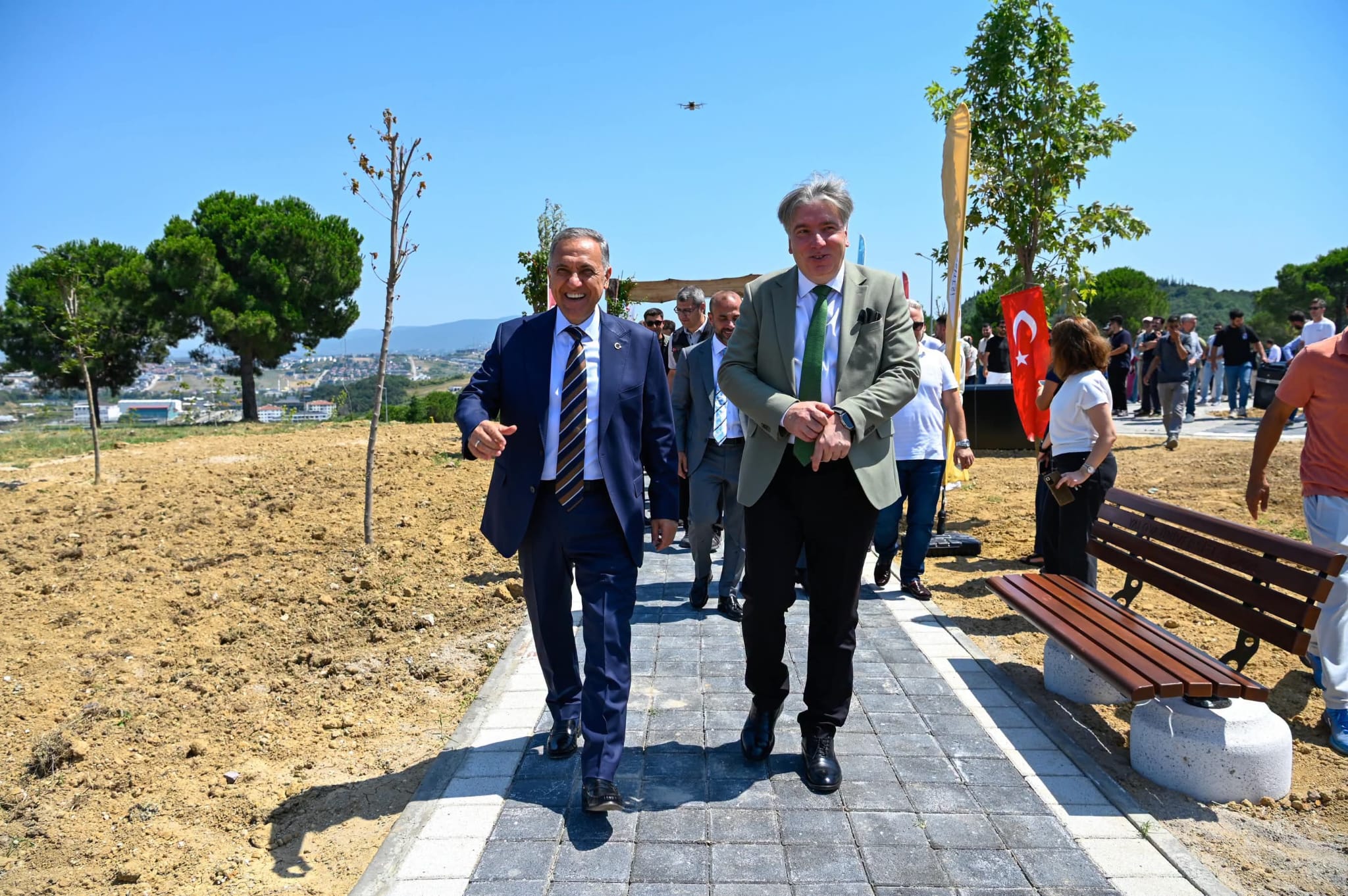 Yalova Üniversitesi’nde Sezai Karakoç Yürüyüş Yolu Hizmete Açıldı: Deniz Manzaralı Yeni Sosyal Yaşam Alanı Öğrencilerle Buluştu