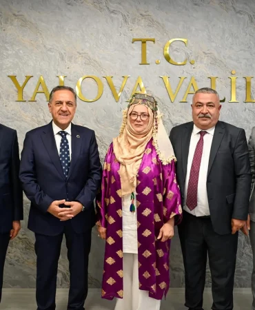 39. Ahilik Haftası’nda Yalova’da Ahilik Geleneği Yaşatıldı: Yılın Ahisi Meral Evcin Özdemir’e Kaftan Giydirildi 8 39. Ahilik Haftası’nda Yalova’da Ahilik Geleneği Yaşatıldı: Yılın Ahisi Meral Evcin Özdemir’e Kaftan Giydirildi