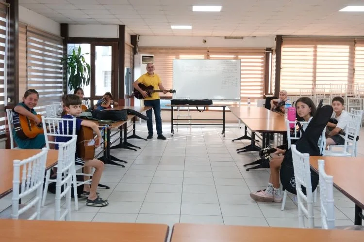 Çiftlikköy Belediyesi Ücretsiz Gitar Kursu Yoğun İlgi Görüyor 1 Çiftlikköy Belediyesi Ücretsiz Gitar Kursu Yoğun İlgi Görüyor