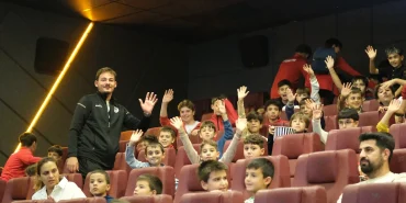 S.K. ÇİFTLİKKÖYSPOR’UN MİNİK YILDIZLARINA SİNEMA KEYFİ 24 S.K. ÇİFTLİKKÖYSPOR’UN MİNİK YILDIZLARINA SİNEMA KEYFİ