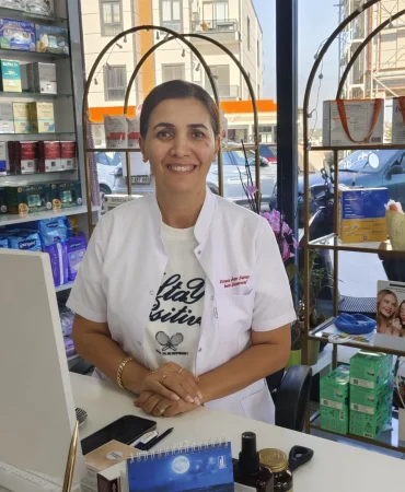 İdealist Eczacı İrem Sarıcı: Mesleğini İnsan Odaklı Bir Anlayışla Sürdürüyor 3 İdealist Eczacı İrem Sarıcı: Mesleğini İnsan Odaklı Bir Anlayışla Sürdürüyor