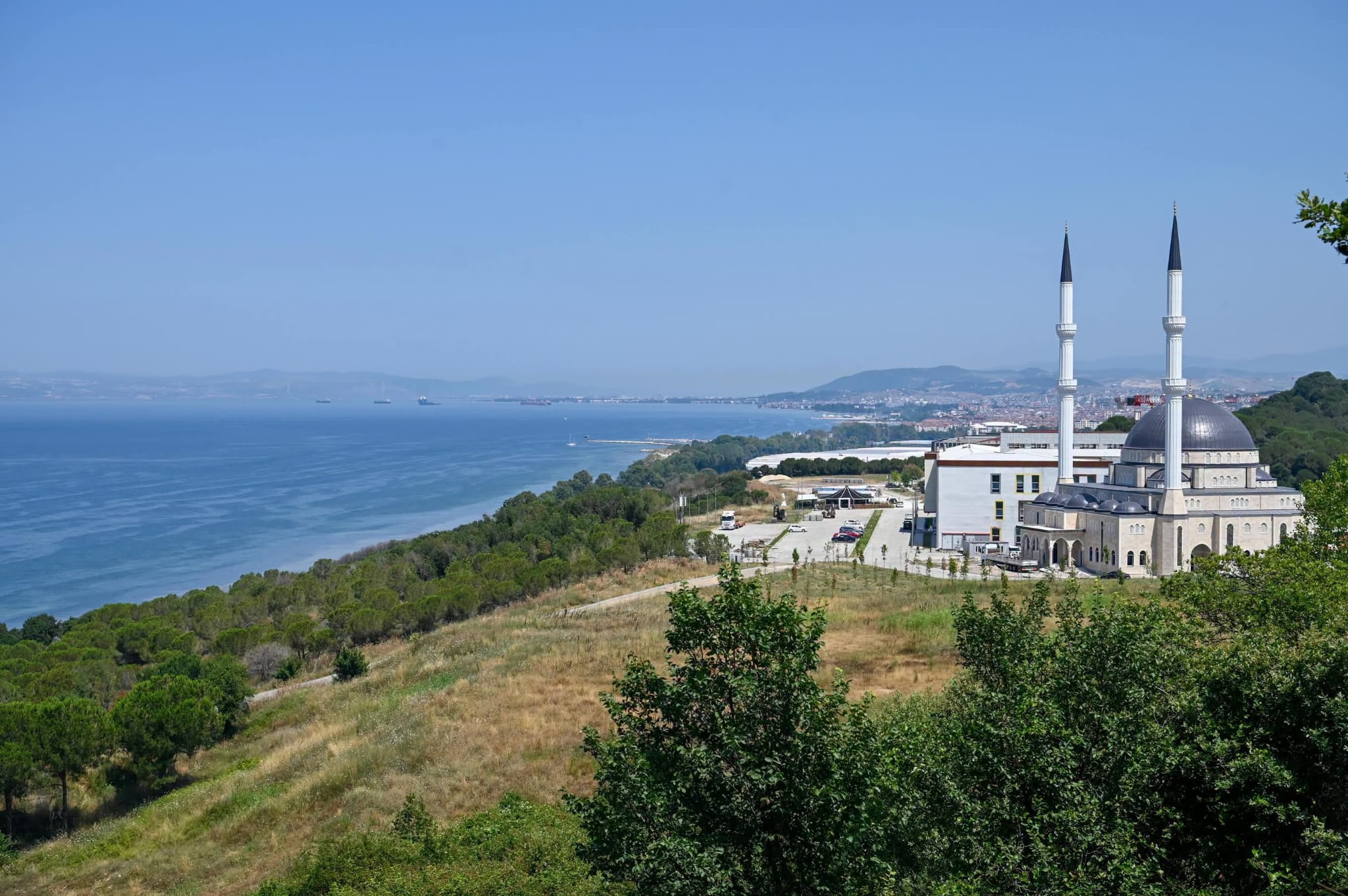 Yalova Üniversitesi’nde Sezai Karakoç Yürüyüş Yolu Hizmete Açıldı: Deniz Manzaralı Yeni Sosyal Yaşam Alanı Öğrencilerle Buluştu