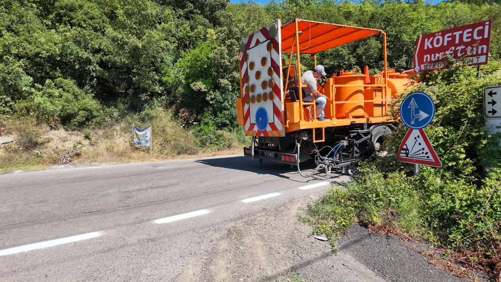 Yalova Köy Yollarında 19 Kilometrelik Yol Çizgi ve Boyama Çalışması Sürüyor 4 Yalova Köy Yollarında 19 Kilometrelik Yol Çizgi ve Boyama Çalışması Sürüyor