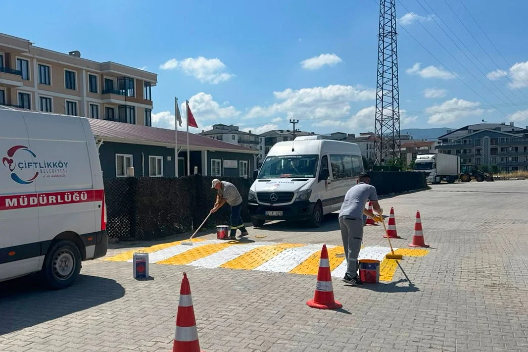 Çiftlikköy'de Yol Güvenliği İçin Çizgi ve Boyama Çalışmaları Hız Kesmeden Sürüyor 5 Çiftlikköy'de Yol Güvenliği İçin Çizgi ve Boyama Çalışmaları Hız Kesmeden Sürüyor
