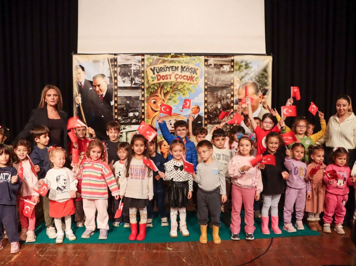 YALOVA’DA CUMHURİYET BAYRAMI COŞKUSU ÇOCUK TİYATROSUYLA RENKLENDİ