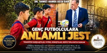 Vali Usta’nın Kapısında Sürpriz Buluşma: Üç Genç Futbolcu Günün Yorgunluğunu Unutturdu 101 Vali Usta’nın Kapısında Sürpriz Buluşma: Üç Genç Futbolcu Günün Yorgunluğunu Unutturdu