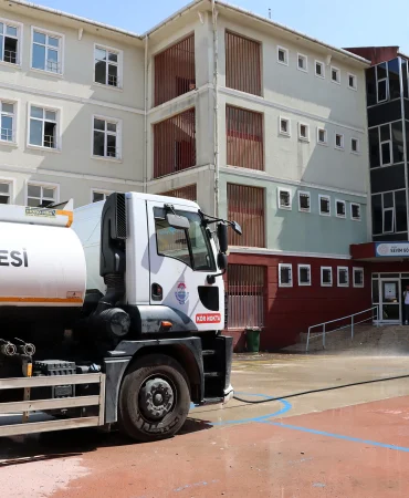 YALOVA BELEDİYESİ’NDEN OKULLARDA YENİ EĞİTİM DÖNEMİ ÖNCESİ TEMİZLİK SEFERBERLİĞİ