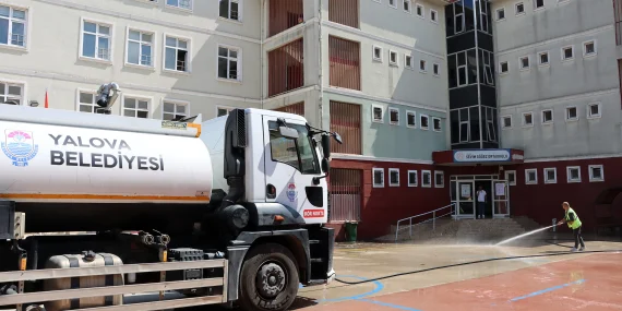 YALOVA BELEDİYESİ’NDEN OKULLARDA YENİ EĞİTİM DÖNEMİ ÖNCESİ TEMİZLİK SEFERBERLİĞİ