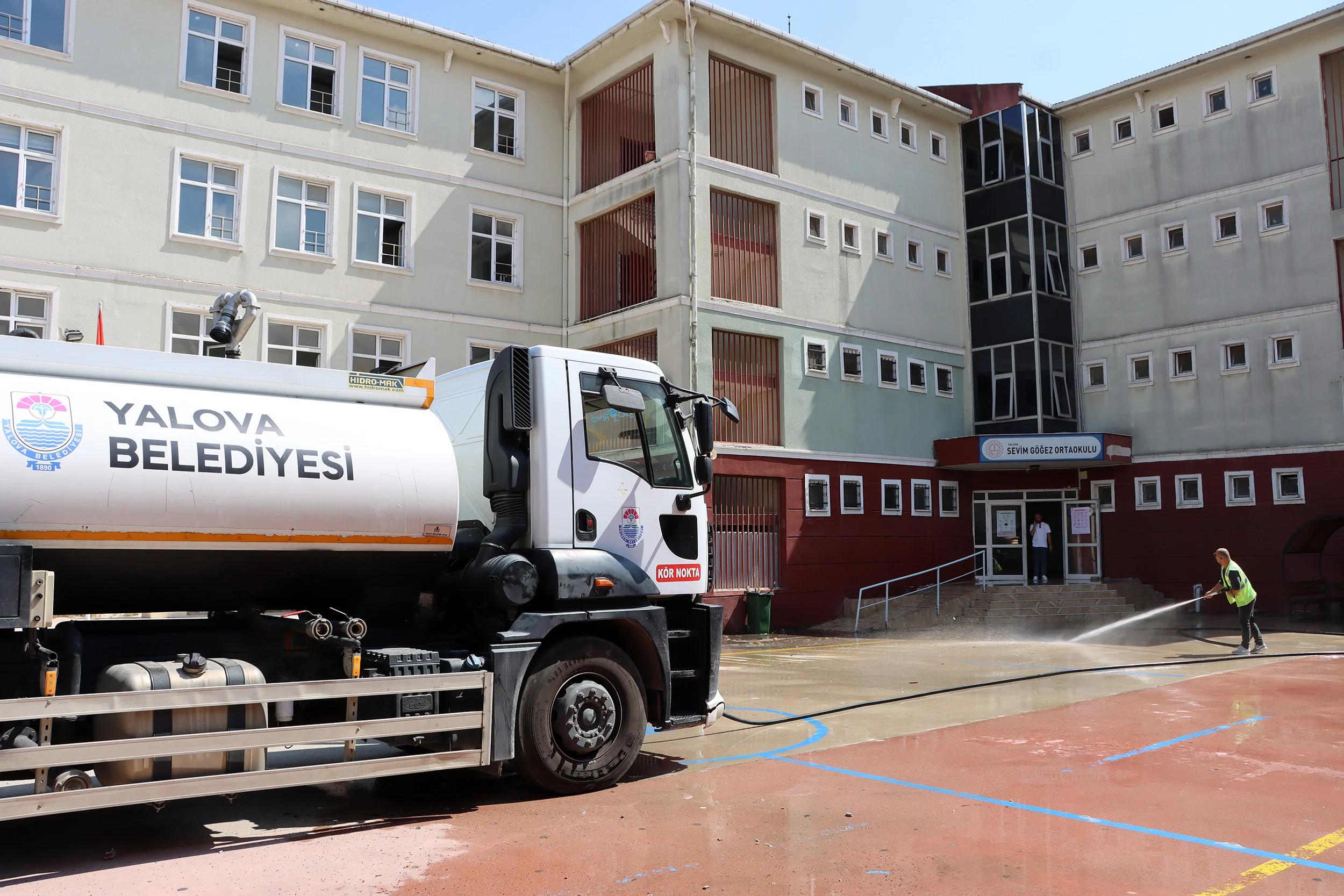 YALOVA BELEDİYESİ’NDEN OKULLARDA YENİ EĞİTİM DÖNEMİ ÖNCESİ TEMİZLİK SEFERBERLİĞİ