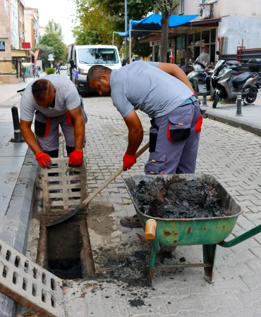 Yalova’da Yağış Öncesi Mazgal ve Rögarlar Temizleniyor 3 Yalova’da Yağış Öncesi Mazgal ve Rögarlar Temizleniyor