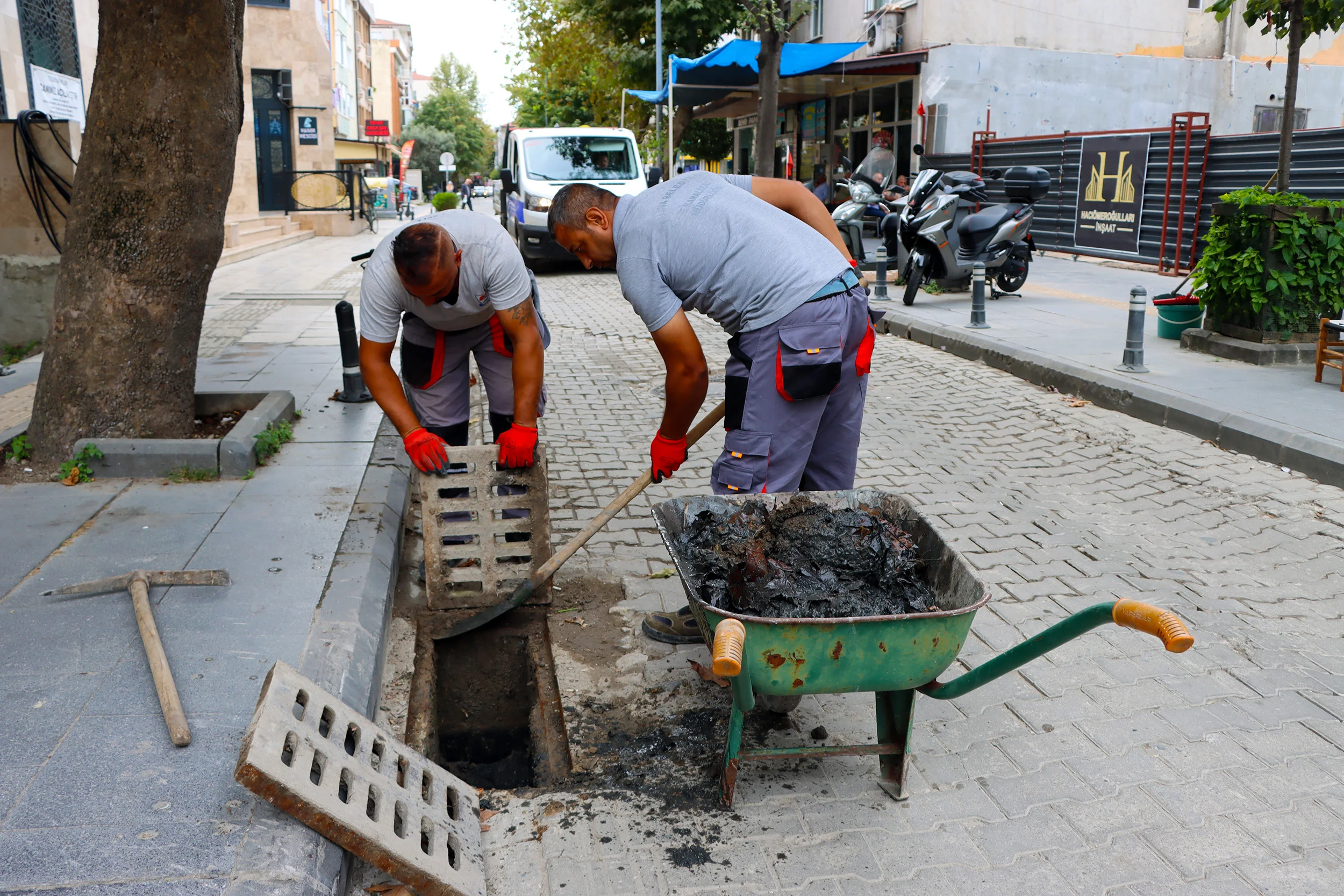 Yalova’da Yağış Öncesi Mazgal ve Rögarlar Temizleniyor