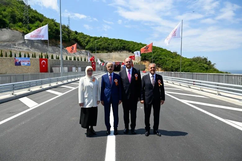 Yalova-Armutlu Yolu Esenköy Varyantı Açıldı: Seyahat Süresi 30 Dakikaya Düştü 8 Yalova-Armutlu Yolu Esenköy Varyantı Açıldı: Seyahat Süresi 30 Dakikaya Düştü