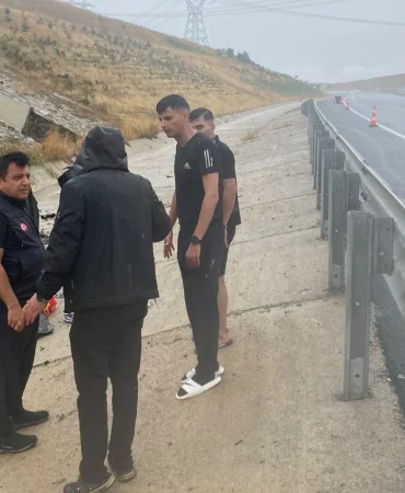 Yalova AFAD Ekibinden Örnek Müdahale: İl Dışı Görev Yolunda 5 Ayrı Trafik Kazasında Hayat Kurtaran Müdahale 5 Yalova AFAD Ekibinden Örnek Müdahale: İl Dışı Görev Yolunda 5 Ayrı Trafik Kazasında Hayat Kurtaran Müdahale