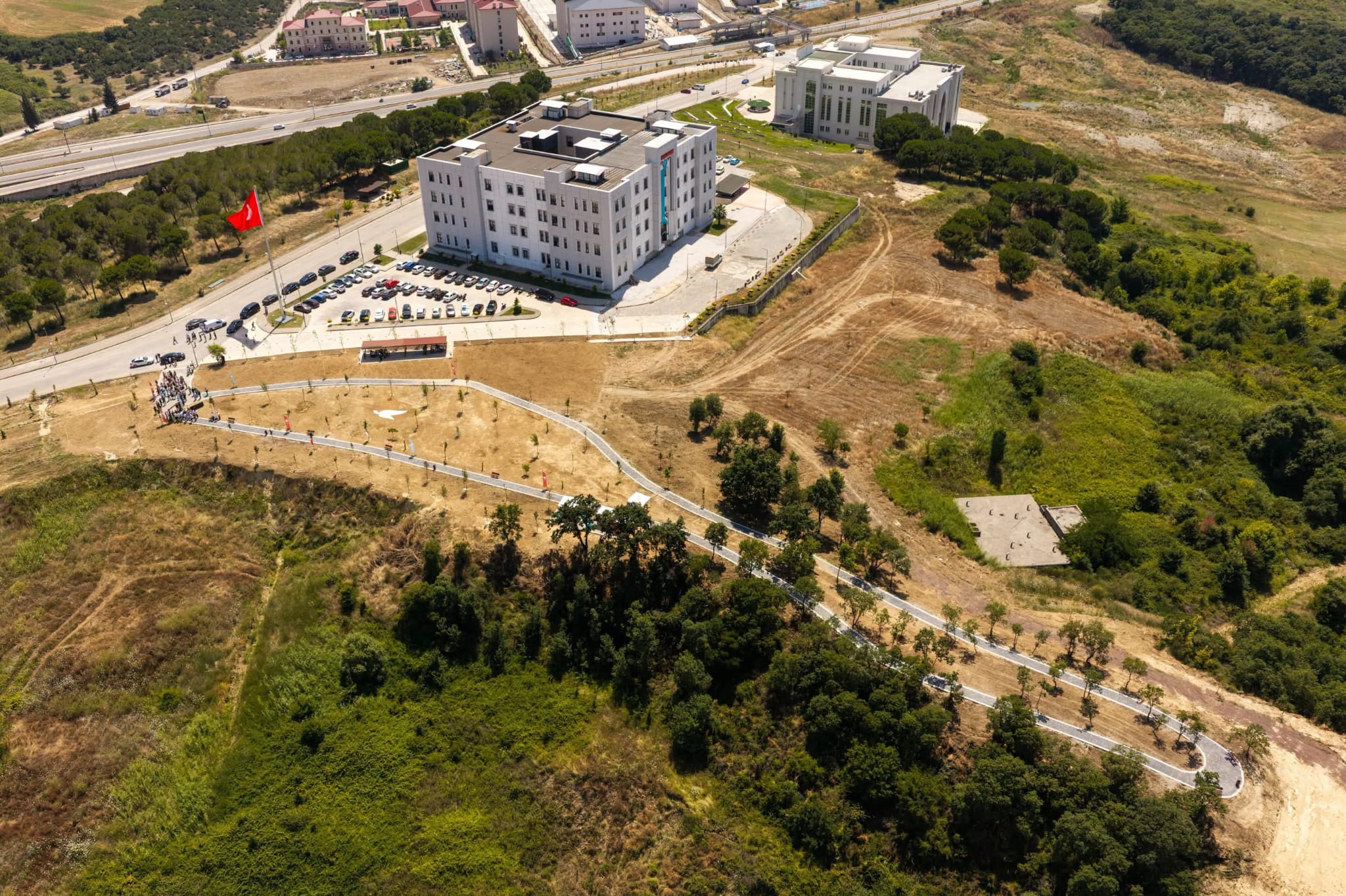 Yalova Üniversitesi’nde Sezai Karakoç Yürüyüş Yolu Hizmete Açıldı: Deniz Manzaralı Yeni Sosyal Yaşam Alanı Öğrencilerle Buluştu