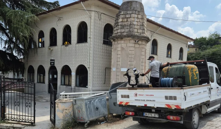 Çiftlikköy’de Yaz Temizliği Seferberliği: Konteynerler Tek Tek Yıkanıyor 1 Çiftlikköy’de Yaz Temizliği Seferberliği: Konteynerler Tek Tek Yıkanıyor