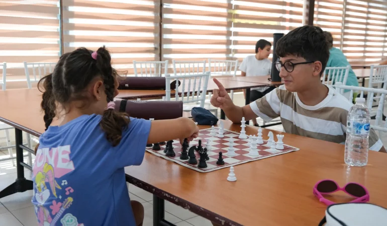 Çiftlikköy’de Çocuklar Satrançla Buluşuyor 6 Çiftlikköy’de Çocuklar Satrançla Buluşuyor
