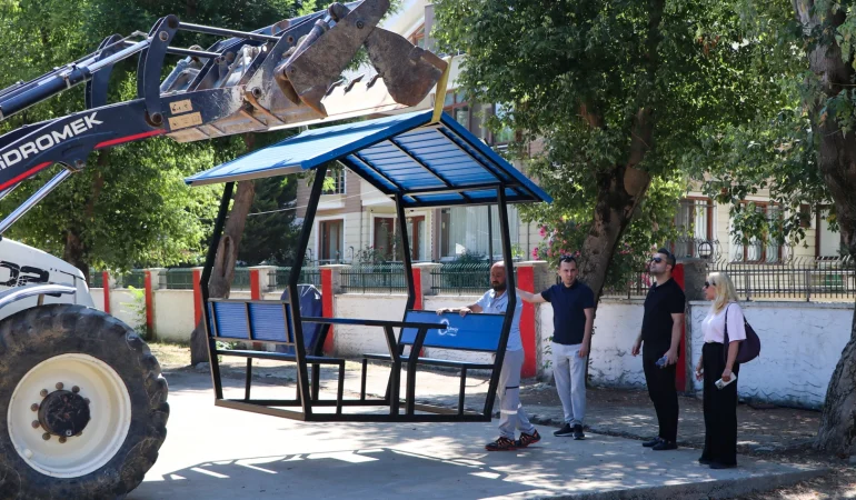 Çiftlikköy’de Kent Mobilyaları Belediyenin Atölyesinde Üretiliyor