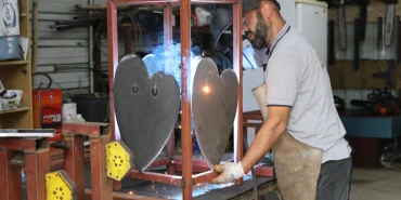 Çiftlikköy’de Kent Mobilyaları Belediyenin Kendi Atölyesinde Üretiliyor 16 Çiftlikköy’de Kent Mobilyaları Belediyenin Kendi Atölyesinde Üretiliyor