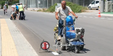 Çiftlikköy'de Yol Güvenliği İçin Çizgi ve Boyama Çalışmaları Hız Kesmeden Sürüyor 8 Çiftlikköy'de Yol Güvenliği İçin Çizgi ve Boyama Çalışmaları Hız Kesmeden Sürüyor