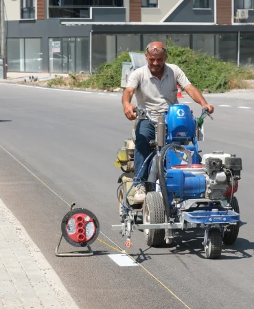Çiftlikköy'de Yol Güvenliği İçin Çizgi ve Boyama Çalışmaları Hız Kesmeden Sürüyor 2 Çiftlikköy'de Yol Güvenliği İçin Çizgi ve Boyama Çalışmaları Hız Kesmeden Sürüyor