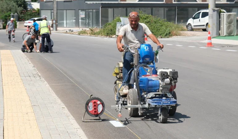 Çiftlikköy'de Yol Güvenliği İçin Çizgi ve Boyama Çalışmaları Hız Kesmeden Sürüyor 1 Çiftlikköy'de Yol Güvenliği İçin Çizgi ve Boyama Çalışmaları Hız Kesmeden Sürüyor