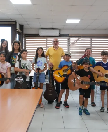Çiftlikköy Belediyesi Ücretsiz Gitar Kursu Yoğun İlgi Görüyor 3 Çiftlikköy Belediyesi Ücretsiz Gitar Kursu Yoğun İlgi Görüyor