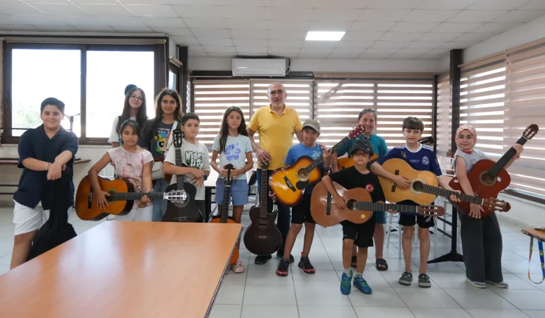 Çiftlikköy Belediyesi Ücretsiz Gitar Kursu Yoğun İlgi Görüyor 1 Çiftlikköy Belediyesi Ücretsiz Gitar Kursu Yoğun İlgi Görüyor