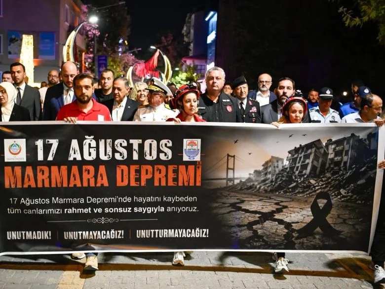 17 Ağustos’un 27. Yılında Yalova’da Hüzün ve Anma: Depremde Hayatını Kaybedenler Dualarla Anıldı
