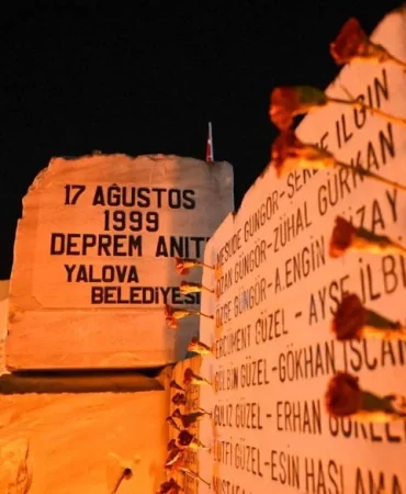 17 Ağustos’un 27. Yılında Yalova’da Hüzün ve Anma: Depremde Hayatını Kaybedenler Dualarla Anıldı