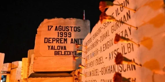 17 Ağustos’un 27. Yılında Yalova’da Hüzün ve Anma: Depremde Hayatını Kaybedenler Dualarla Anıldı 15 17 Ağustos’un 27. Yılında Yalova’da Hüzün ve Anma: Depremde Hayatını Kaybedenler Dualarla Anıldı