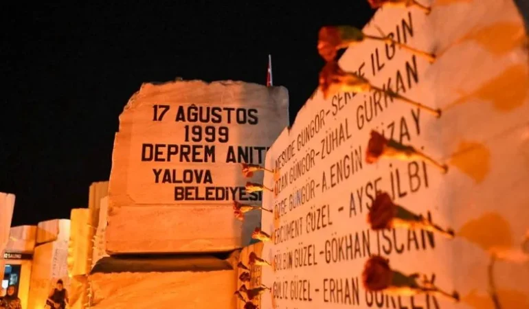 17 Ağustos’un 27. Yılında Yalova’da Hüzün ve Anma: Depremde Hayatını Kaybedenler Dualarla Anıldı 1 17 Ağustos’un 27. Yılında Yalova’da Hüzün ve Anma: Depremde Hayatını Kaybedenler Dualarla Anıldı