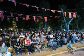 Çiftlikköy’de Filenin Sultanları Coşkusu! Avrupa Şampiyonluğu Dev Ekranda Kutlandı 12 Çiftlikköy’de Filenin Sultanları Coşkusu! Avrupa Şampiyonluğu Dev Ekranda Kutlandı