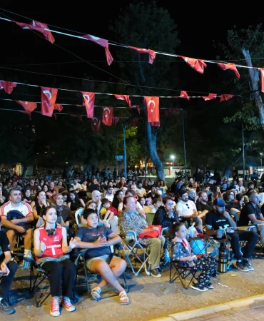 Çiftlikköy’de Filenin Sultanları Coşkusu! Avrupa Şampiyonluğu Dev Ekranda Kutlandı