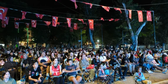 Çiftlikköy’de Filenin Sultanları Coşkusu! Avrupa Şampiyonluğu Dev Ekranda Kutlandı 14 Çiftlikköy’de Filenin Sultanları Coşkusu! Avrupa Şampiyonluğu Dev Ekranda Kutlandı