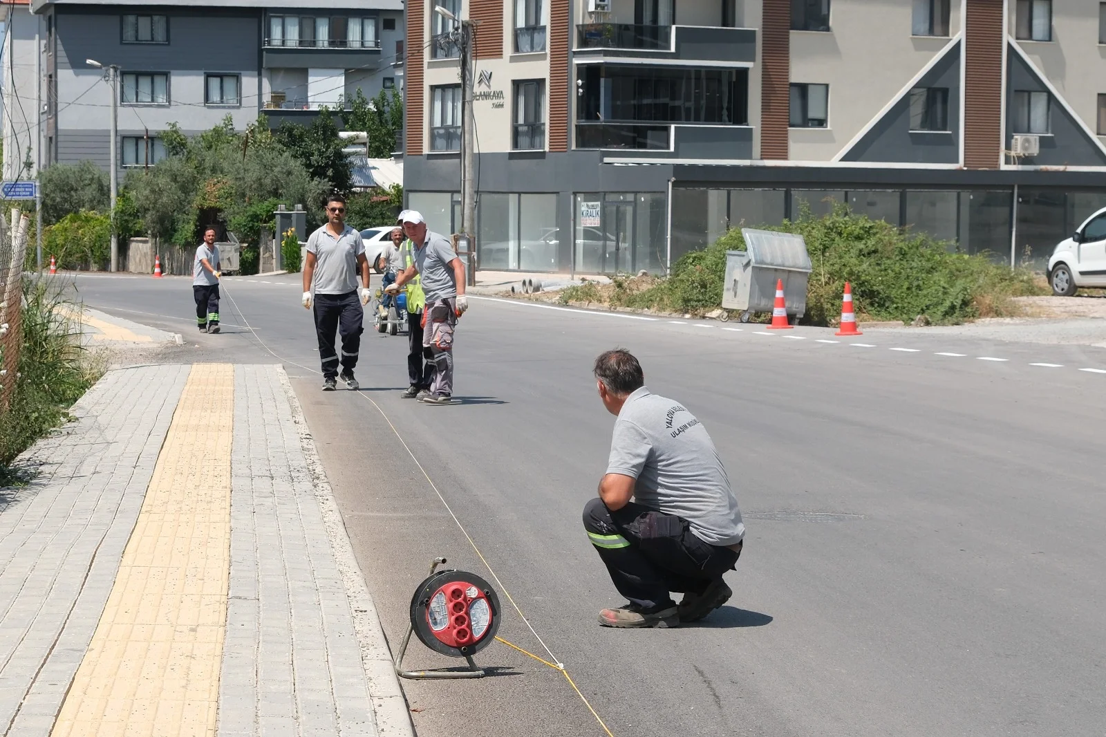 Çiftlikköy'de Yol Güvenliği İçin Çizgi ve Boyama Çalışmaları Hız Kesmeden Sürüyor 4 Çiftlikköy'de Yol Güvenliği İçin Çizgi ve Boyama Çalışmaları Hız Kesmeden Sürüyor
