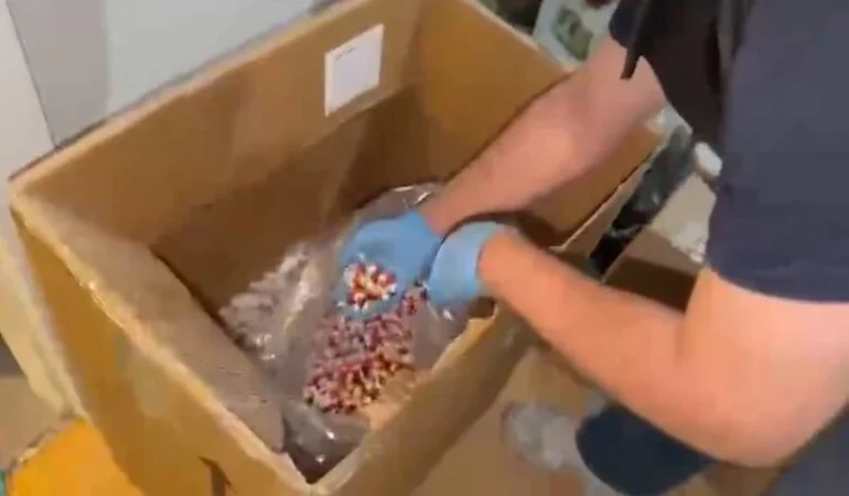 Ankara'da Dev Narkotik Operasyonu: 358 Bin Uyuşturucu Hap Üretilebilecek Ham Madde Ele Geçirildi 1 Ankara'da Dev Narkotik Operasyonu: 358 Bin Uyuşturucu Hap Üretilebilecek Ham Madde Ele Geçirildi