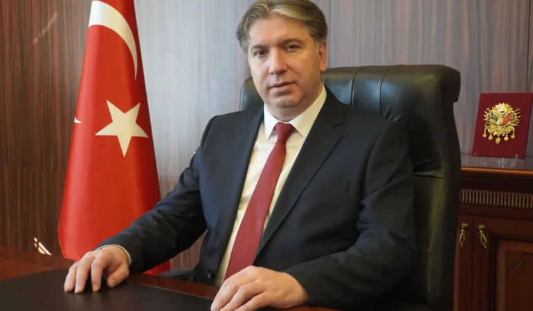 Prof. Dr. Mehmet Bahçekapılı Yeniden Yalova Üniversitesi Rektörü Oldu: "İlk Günkü Heyecanla Çalışmaya Devam Edeceğiz" 1 Prof. Dr. Mehmet Bahçekapılı Yeniden Yalova Üniversitesi Rektörü Oldu: "İlk Günkü Heyecanla Çalışmaya Devam Edeceğiz"